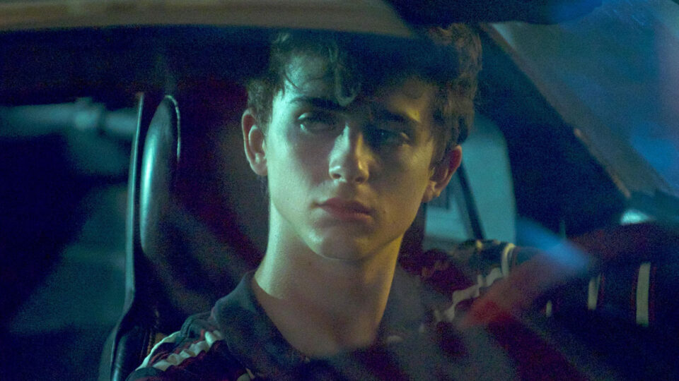 Hot Summer Nights di Elijah Bynum si rivela una bizzarra e riuscita operazione nostalgia capace di dialogare con malinconia con lo spettatore