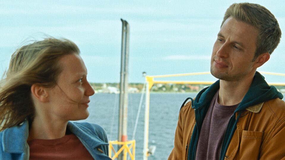 Bergman Island di Mia Hansen-Løve è una riflessione dolce e malinconica sull'amore filtrata dai linguaggi del cinema e della scrittura.