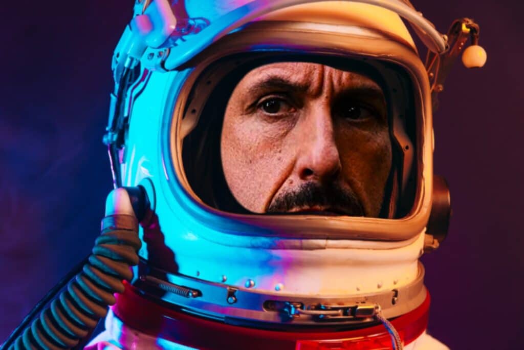 Adam Sandler in una scena di Spaceman